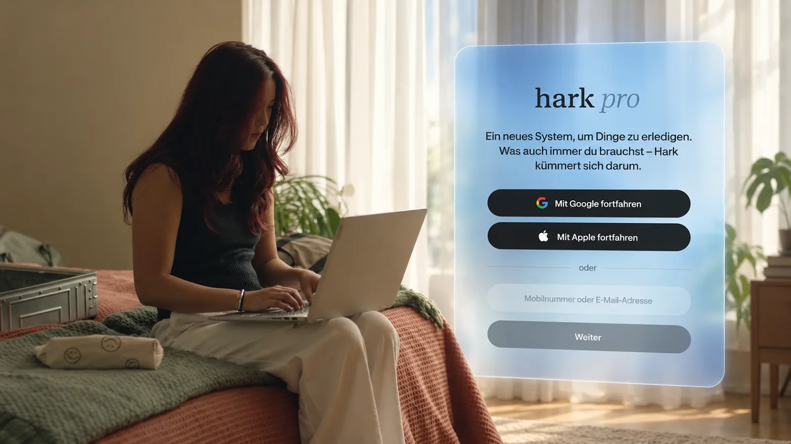 Eine Frau arbeitet mit Hark