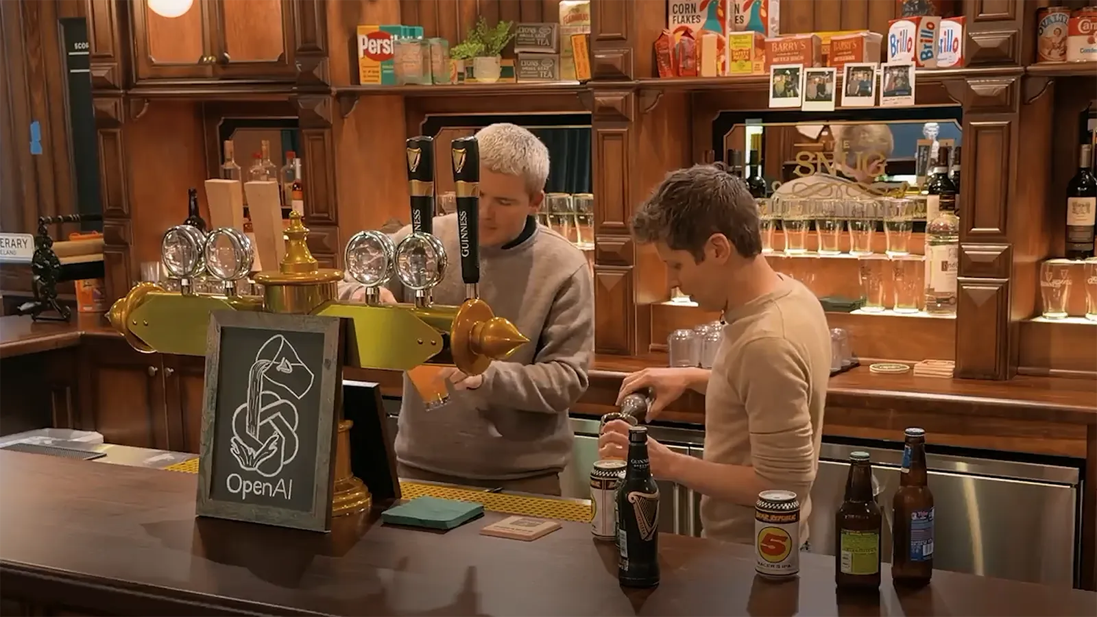 Sam Altman in einer Bar