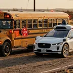 Waymo-Robotaxis überholen haltende Schulbusse in Texas