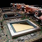 Google spaltet seine KI-Hardware in zwei Chips auf