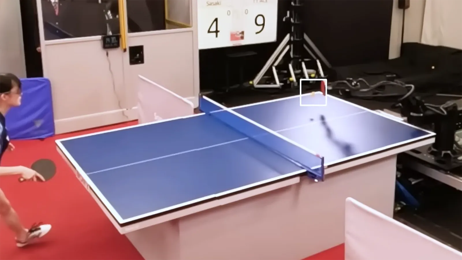 Tischtennisplatte mit Roboter