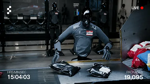 Humanoider Roboter F.03 sortiert Pakete im Livestream