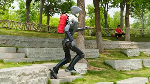 Humanoid DR02 macht auf Feuerwehrmann