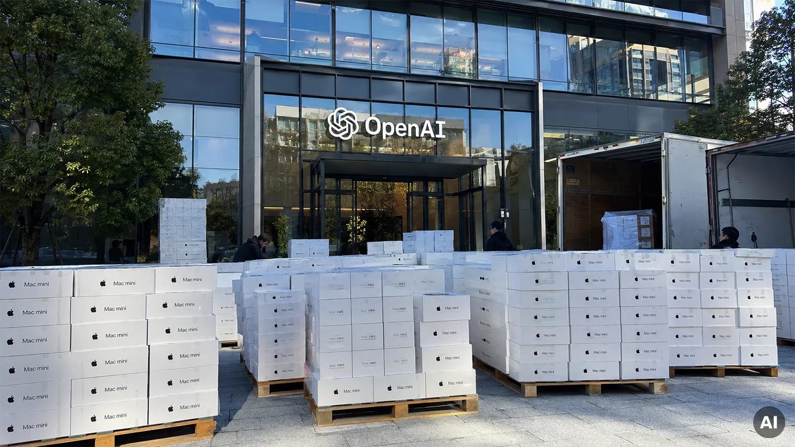 Neue Mac Minis vor der OpenAI Zentrale