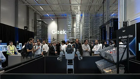 Geekplus zeigt wie Roboter gemeinsam im Lager arbeiten