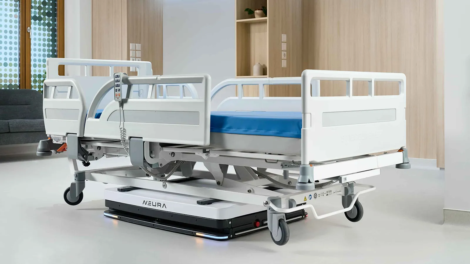 Ein Roboter unter einem Krankenbett