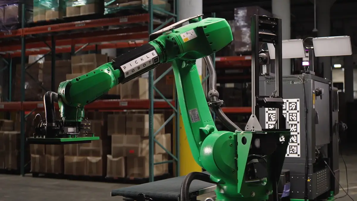 Ein Roboter bei der Arbeit in der Logistik