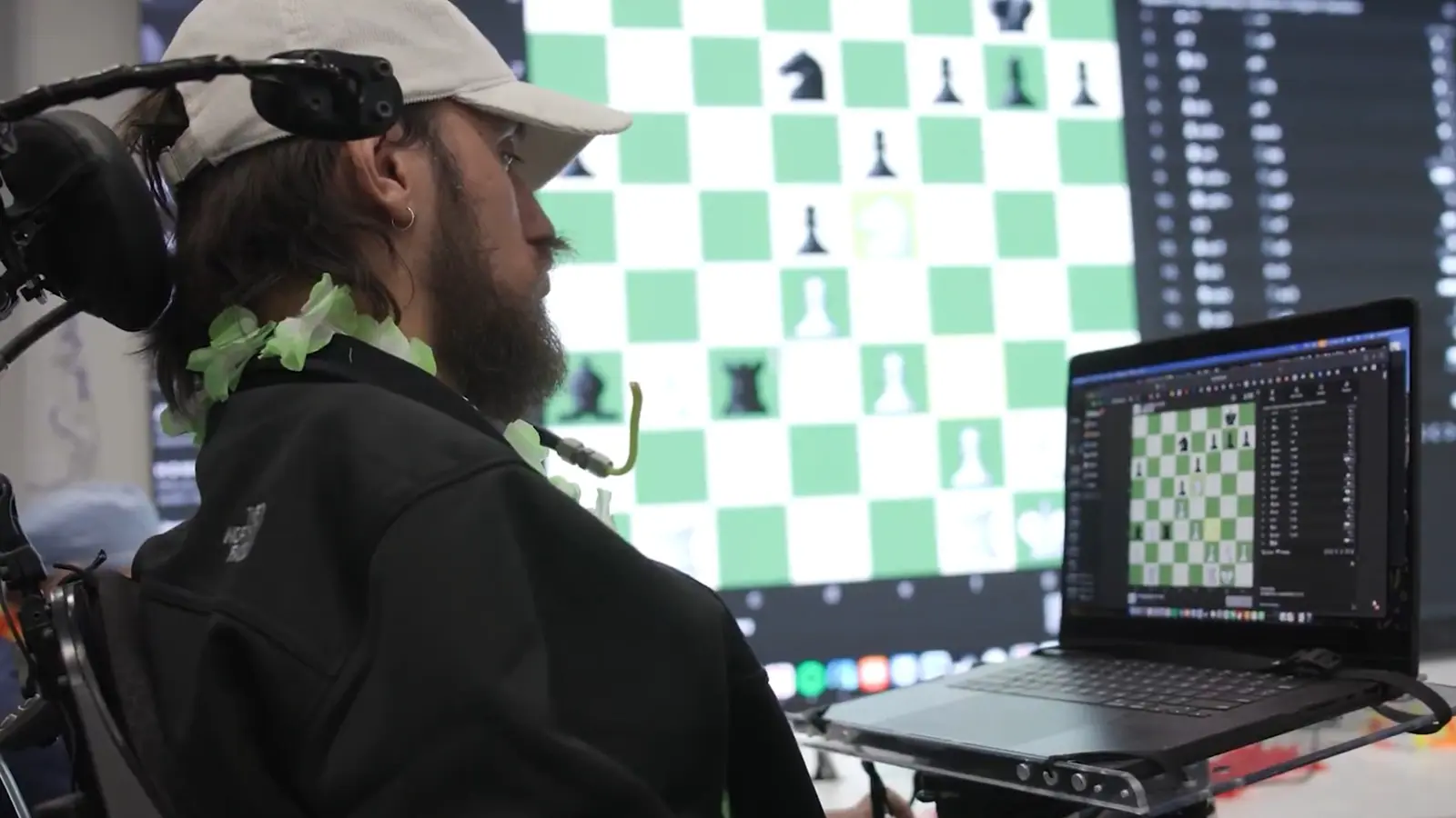 Eine Person spielt mit Telepathie-Implantat Schach