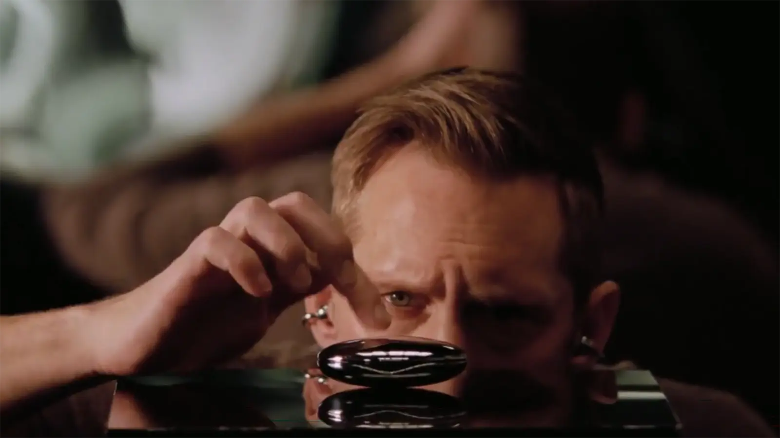 Ein Mann inspiziert ein komisches Gerät