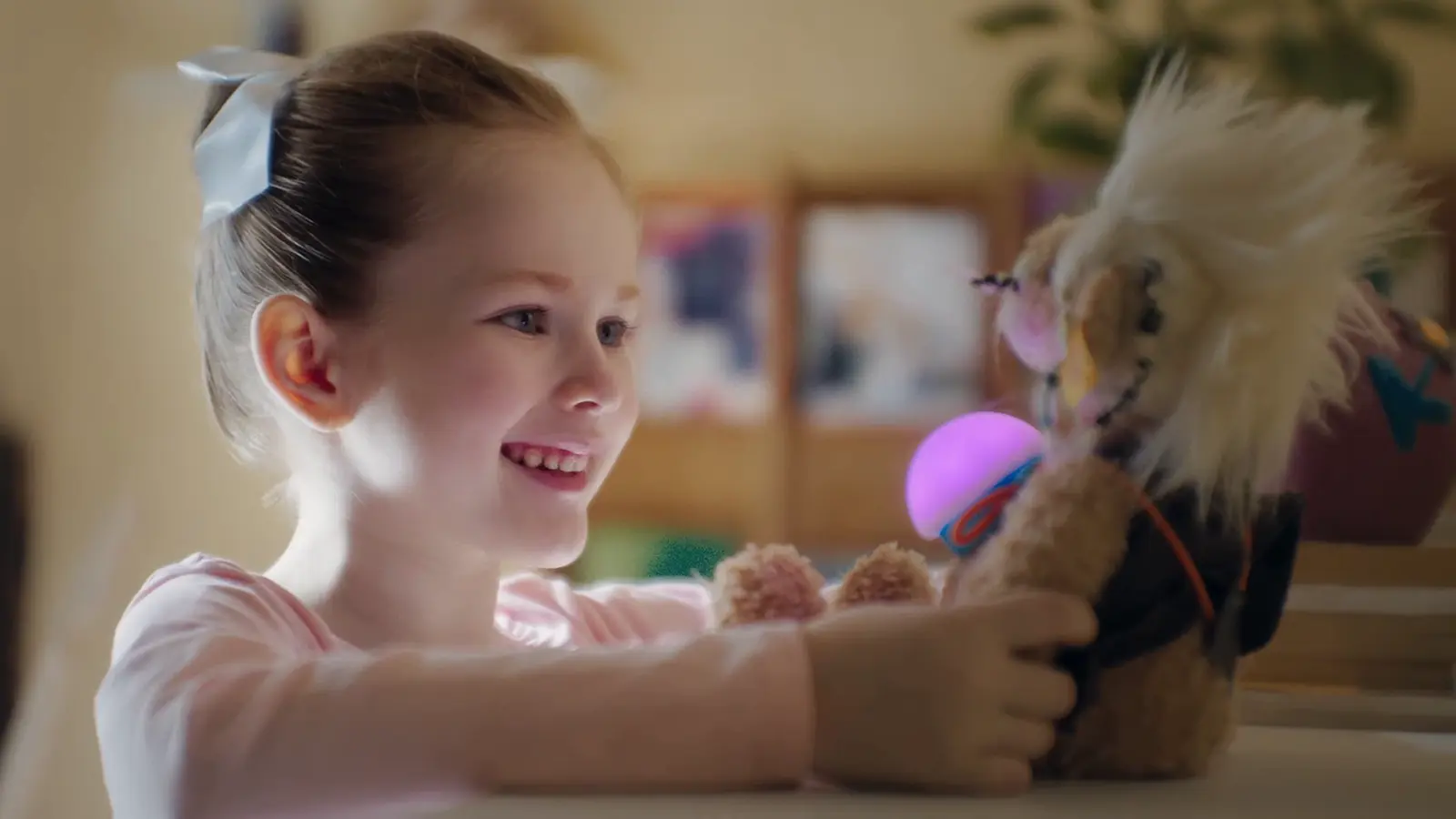 Ein Mädchen spielt mit einem KI-Kuscheltier