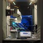 GPT-5 steuert autonomes Biolabor und senkt Produktionskosten massiv