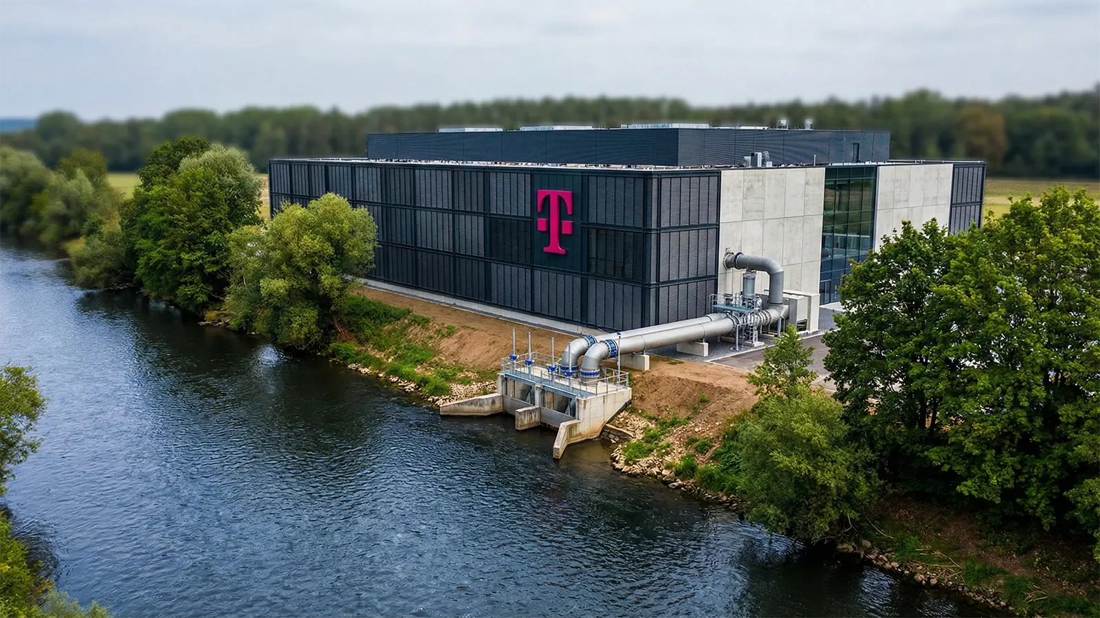 Ein Telekom Rechenzentrum am Eisenbach Fluss
